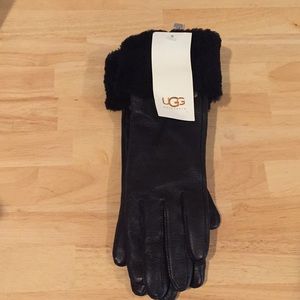 Woman’s leather Uggs gloves